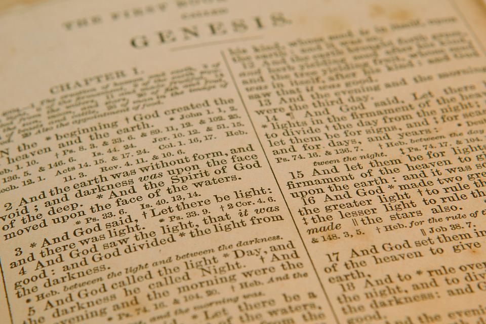 Biblia abierta por el primer libro del Antiguo Testamento: Génesis